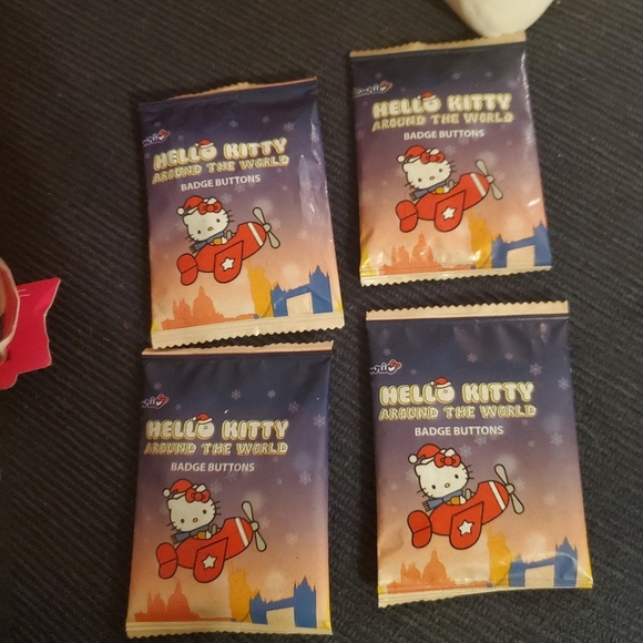 Sanrio hello kitty pin /badge button - Picture 1 of 3